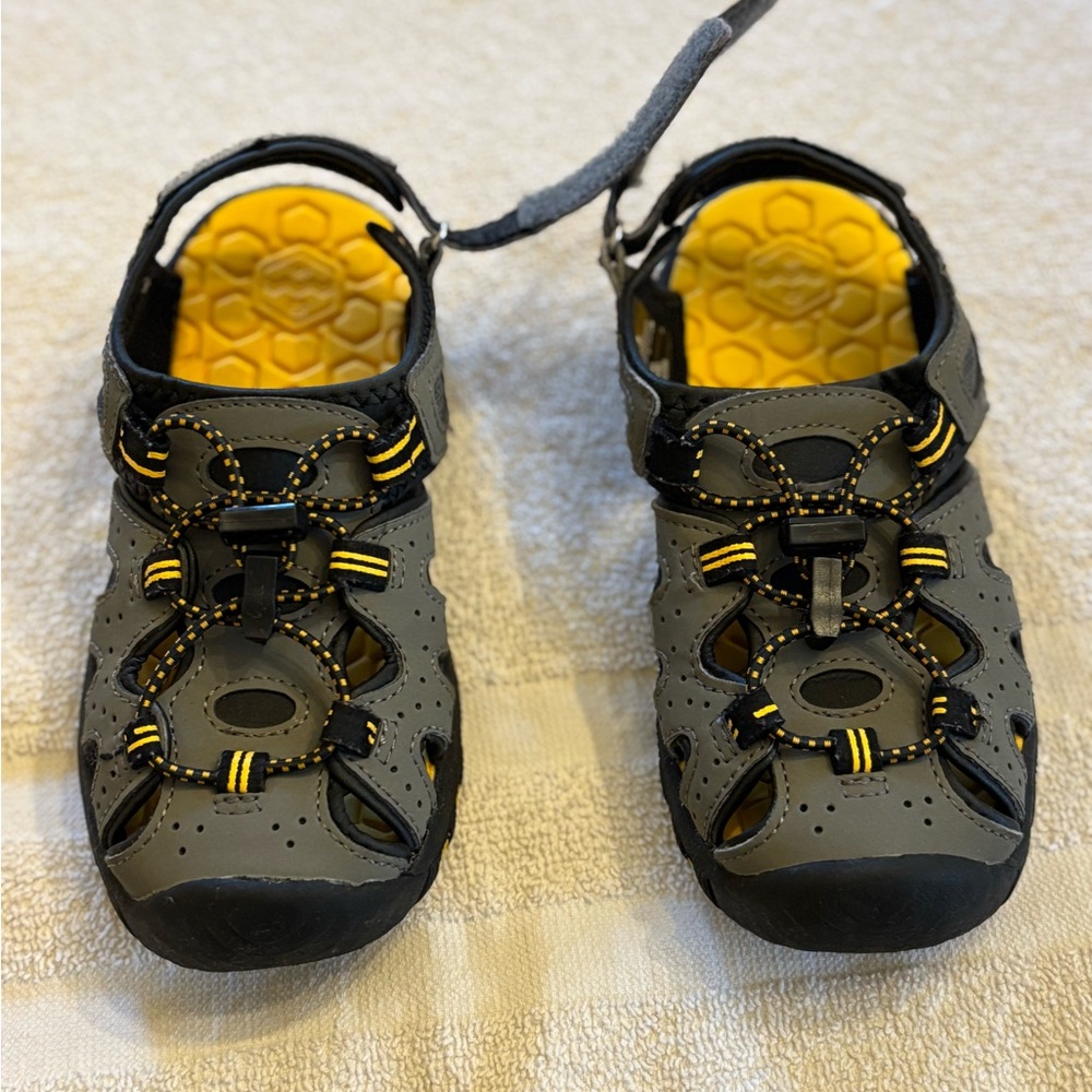Khombu Kids Sandals in Gray and Yellow